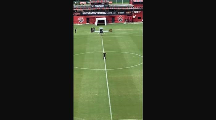 Fábio Mota faz oração no centro do gramado do Barradão antes de jogo