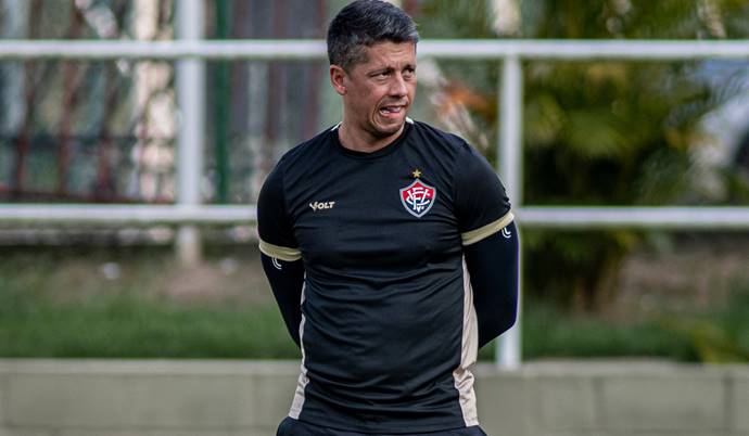 “A tendência é que Carpini permaneça no Vitória em 2025”, diz Fábio Mota