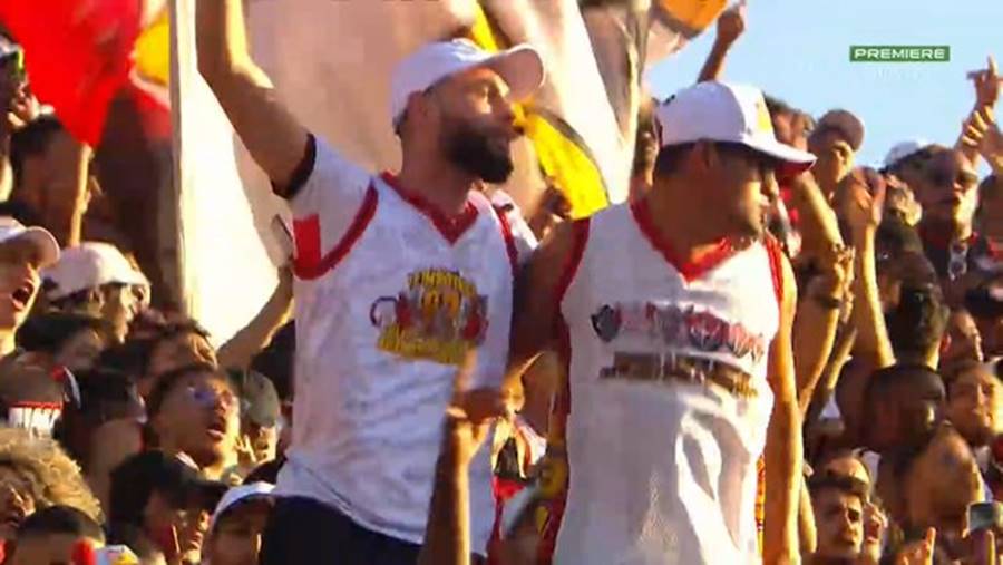 Suspenso, Wagner Leonardo assiste jogo do Vitória no meio da torcida