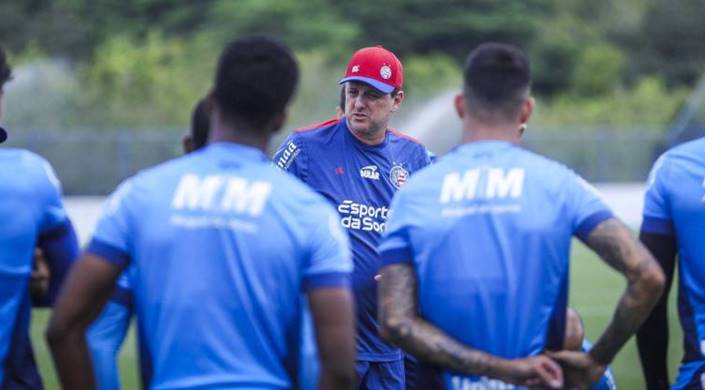 Elenco do Bahia disputa coletivo com atletas do time sub-20