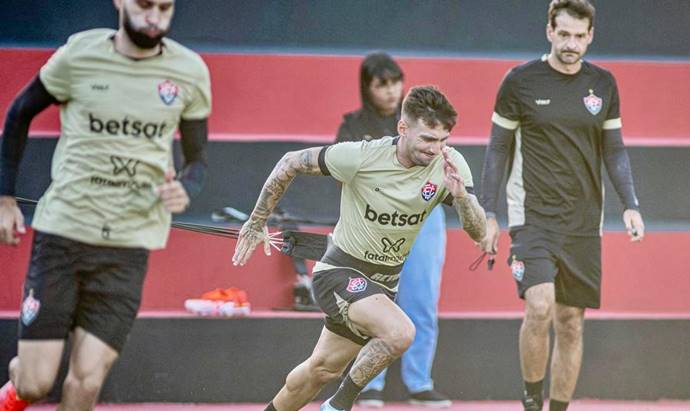 Com dois jogadores na transição e um no DM, Vitória treina de olho no Fluminense