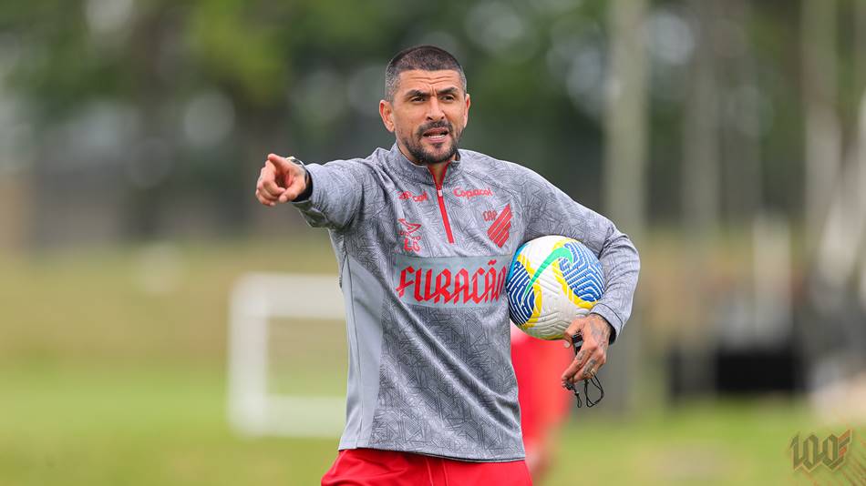 Athletico-PR terá mudança para enfrenta o Vitória; veja escalação