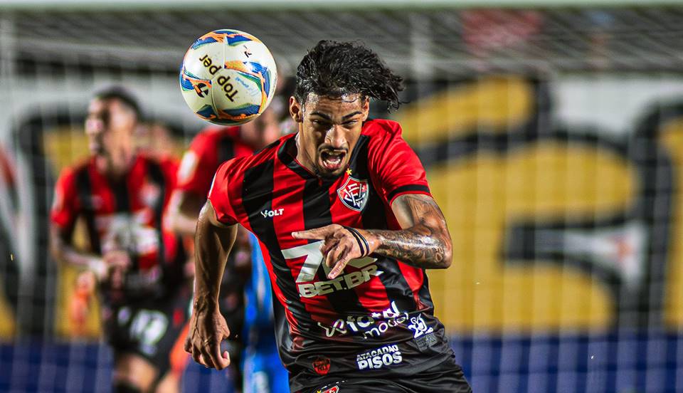 Com contrato até dezembro, atacante do Vitória está na mira de clube polonês