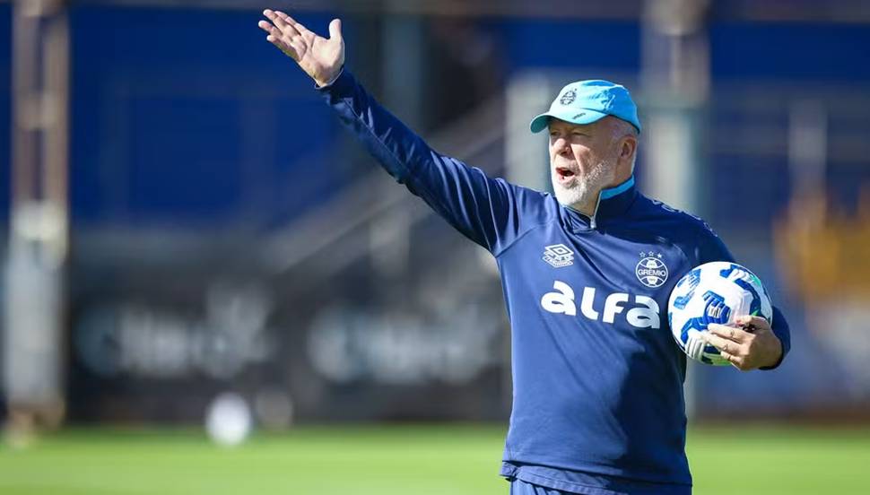 Mano Menezes em treino do Grêmio — Foto: Lucas Uebel/Grêmio