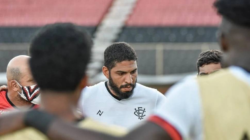 Ex-zagueiro revela desejo de voltar ao Vitória para ajudar em outras funções