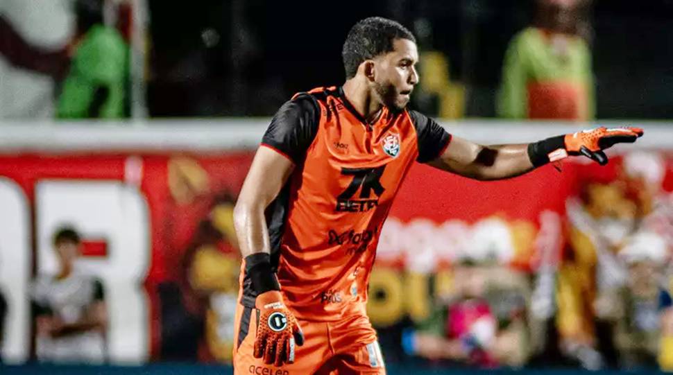 Lucas Arcanjo volta a falhar em mais um vexame do Vitória
