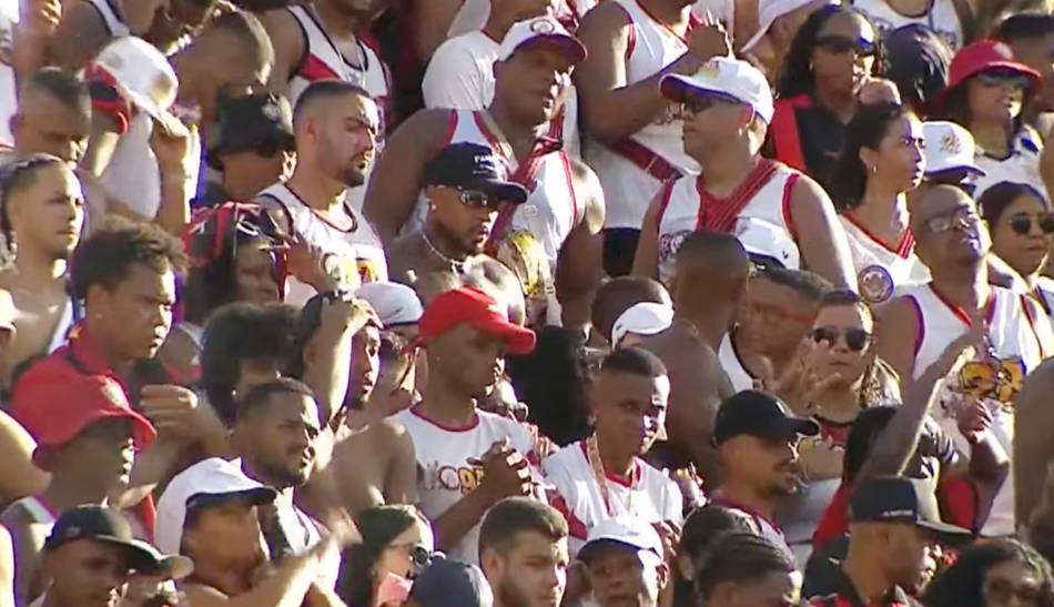 Marinho assiste Ba-Vi no meio da torcida do Vitória no Barradão