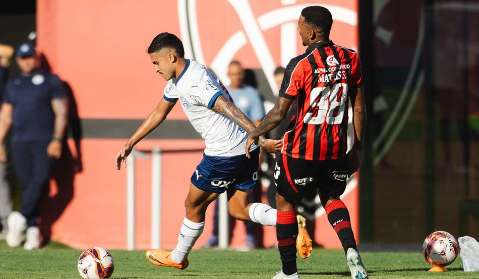 Meia do Bahia alfineta estilo de jogo do Vitória: ‘Vive de bola parada’