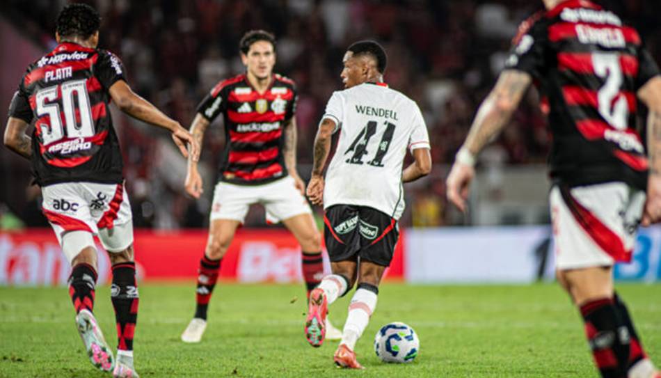 Vitória acerta permanência de jovem volante em definitivo