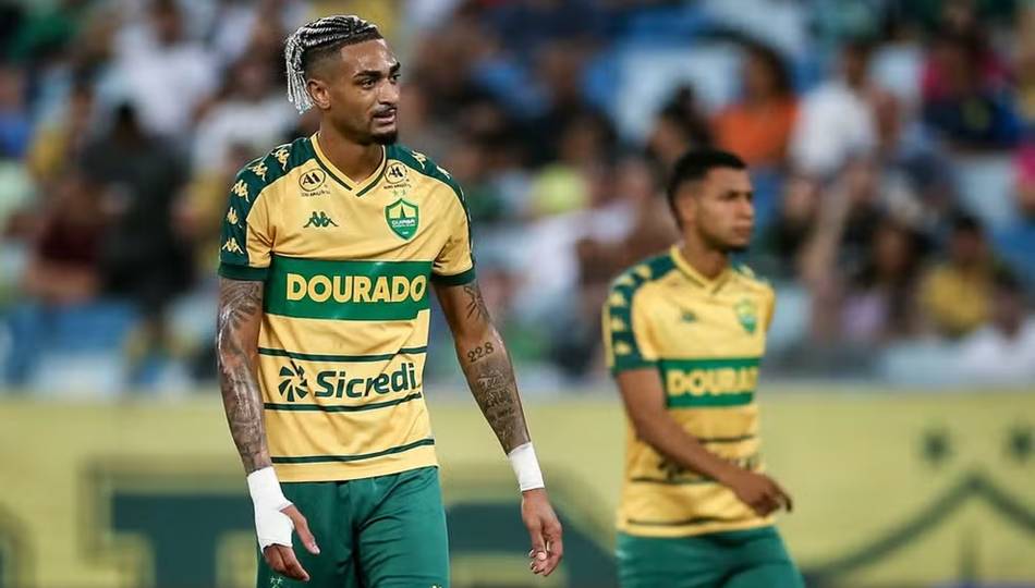 Vitória negocia troca entre volante e atacante com o Cuiabá