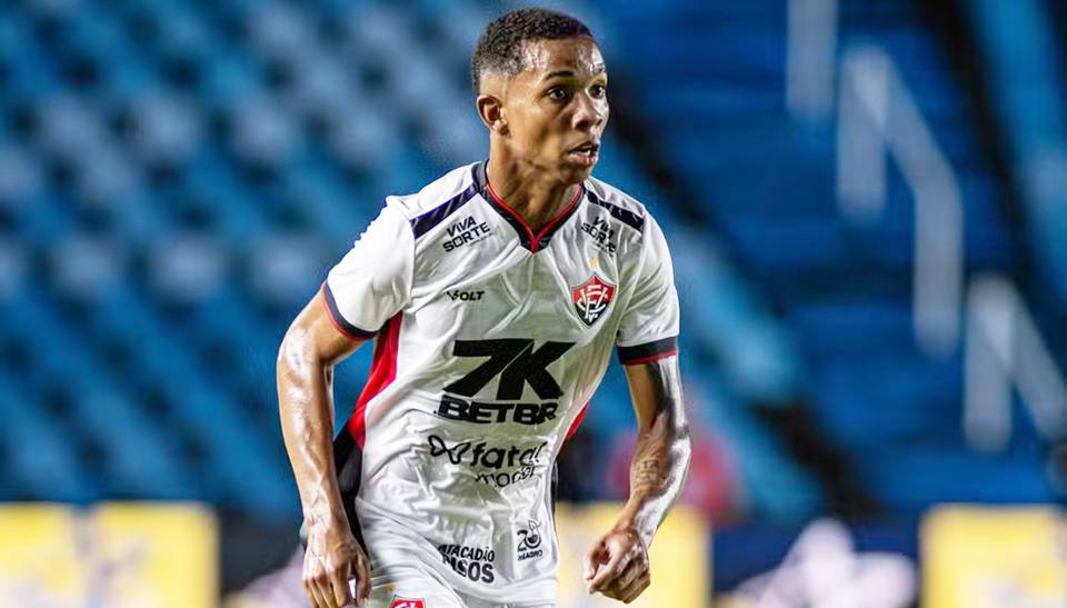 Volante comemora renovação com o Vitória e adota apelido