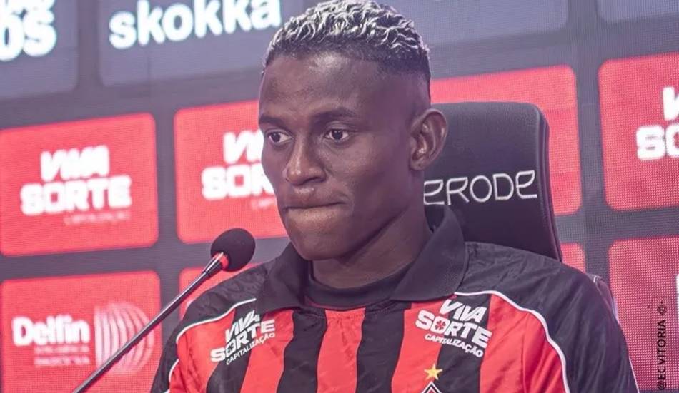 Atacante promete garra em campo e exalta torcida do Vitória: ‘Muito linda’