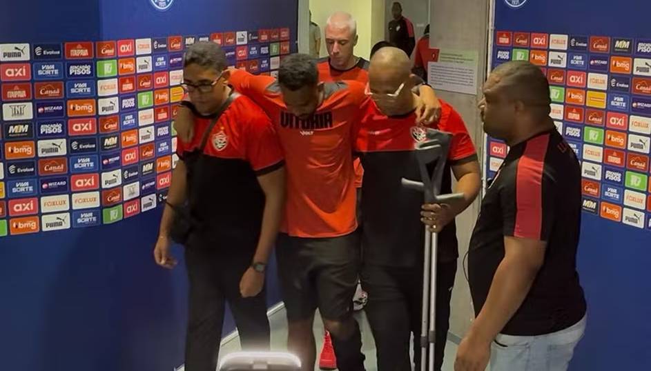 Zagueiro do Vitória deixa estádio de muletas após lesão e preocupa