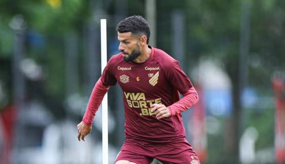 Athletico-PR perde volante para duelo contra o Vitória pela Série A