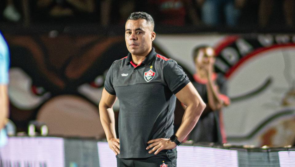 Jair Ventura celebra goleada e sai em defesa de Aitor após vaias da torcida