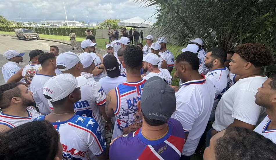 Organizada do Bahia se reúne com atletas e Santoro no CT e faz cobranças