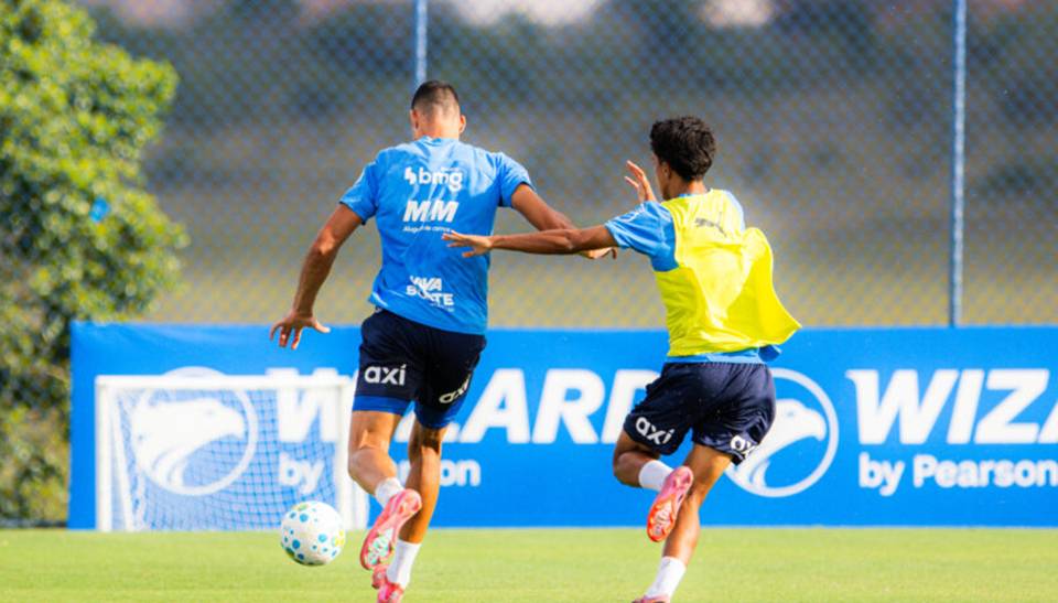 Em meio a protestos, Bahia se reapresenta de olho no Santos