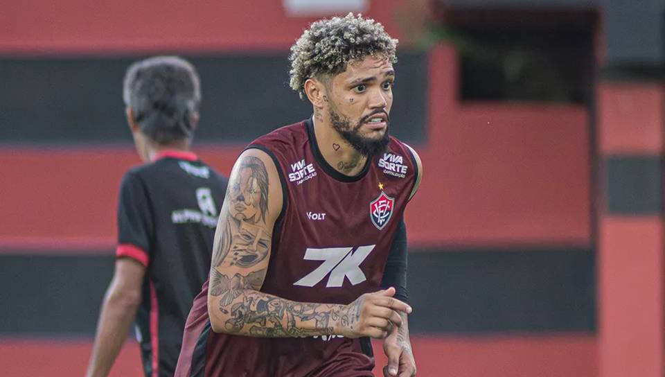 Centroavante já chegou ao Vitória fora do peso, afirma diretor