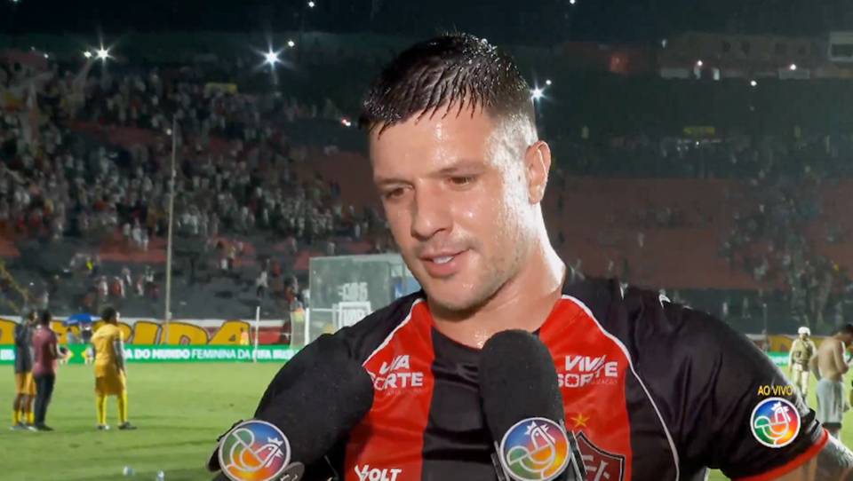 Kayzer celebra retorno em grande estilo com gol e classificação