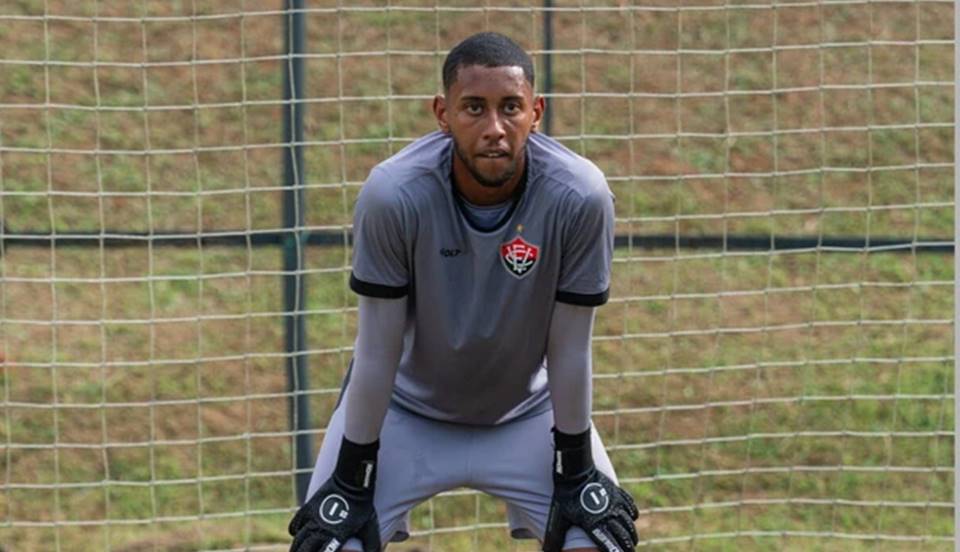 Clube português que pertence a Daniel Alves contrata goleiro do Vitória