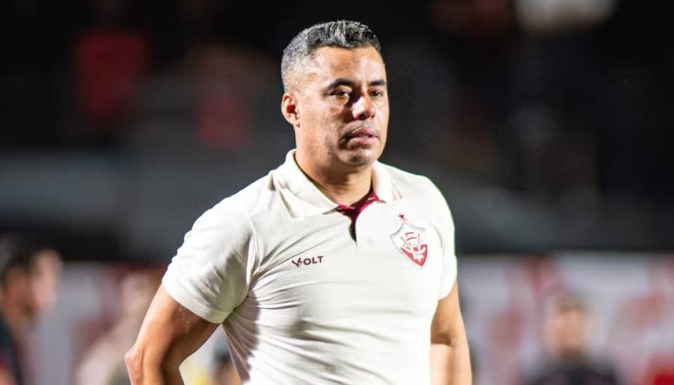Jair Ventura revela ‘cobrança bem forte’ após derrota com um a mais