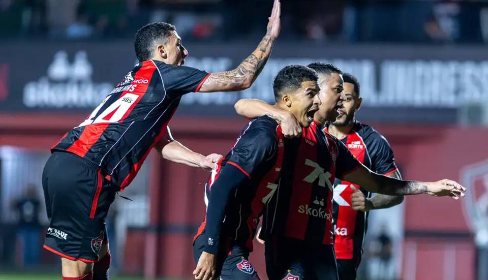 Histórico! Vitória atropela o Athletico-PR e está nas quartas da Copa do Brasil